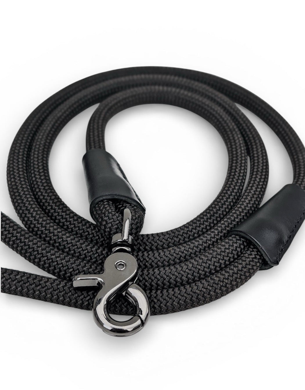 Black dog lead with an ornate gunmetal clasp. Lead had Italian veg tan leather binding.